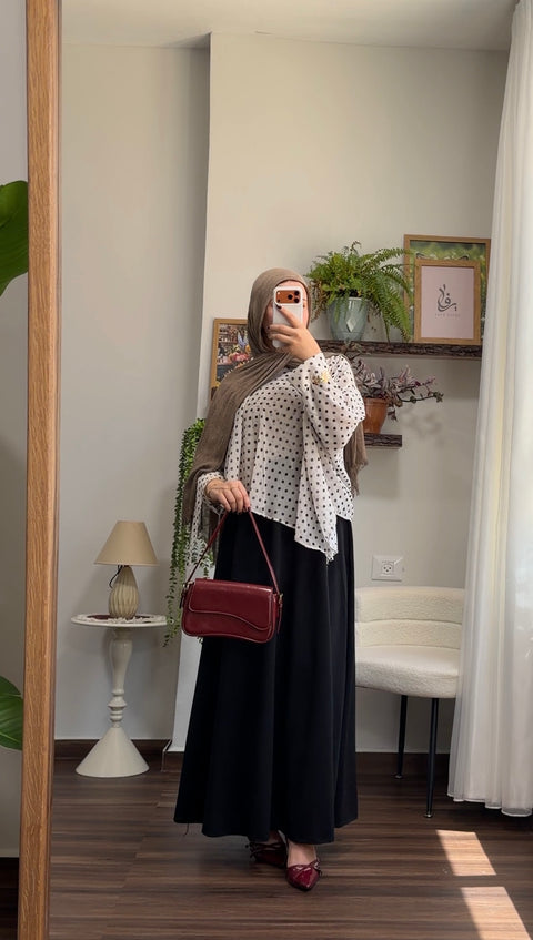 بلوزة منقطة و تنورة كلوش اسود